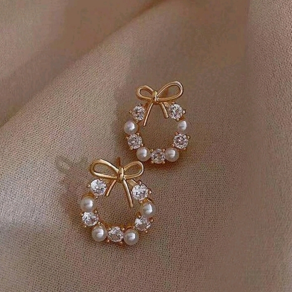 - Pearly‎ Diamond Wreath Floral Minimalist Gold Stud Earring for women - Picture 1 of 3